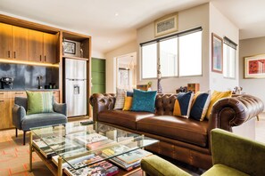 Cobertura superluxo, 1 cama King | Área de estar | TV de tela plana 32 polegadas com canais digitais