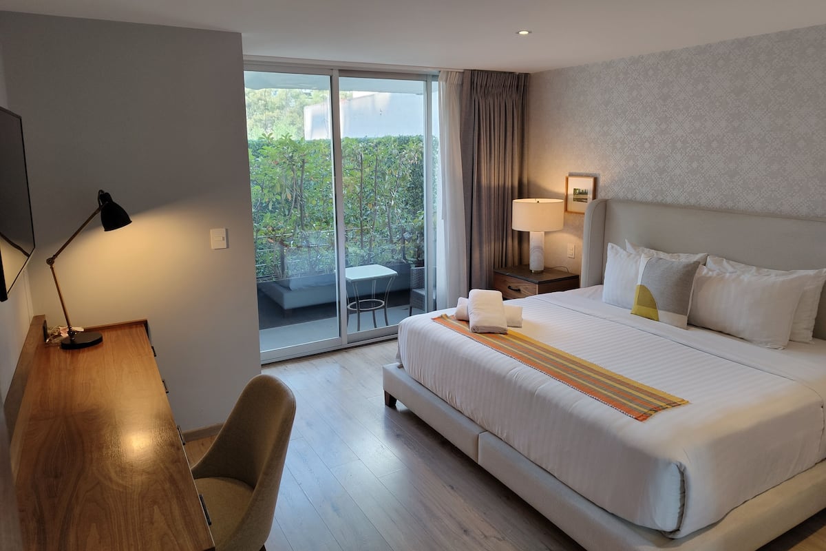 Deluxe Apartment, 1 Queen Bed, Balcony | 1 bedroom, in-room safe, soundproofing, free WiFi