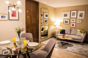Deluxe-Apartment, 1 Queen-Bett, Balkon | Wohnbereich | 32-Zoll-Flachbildfernseher mit Digitalempfang