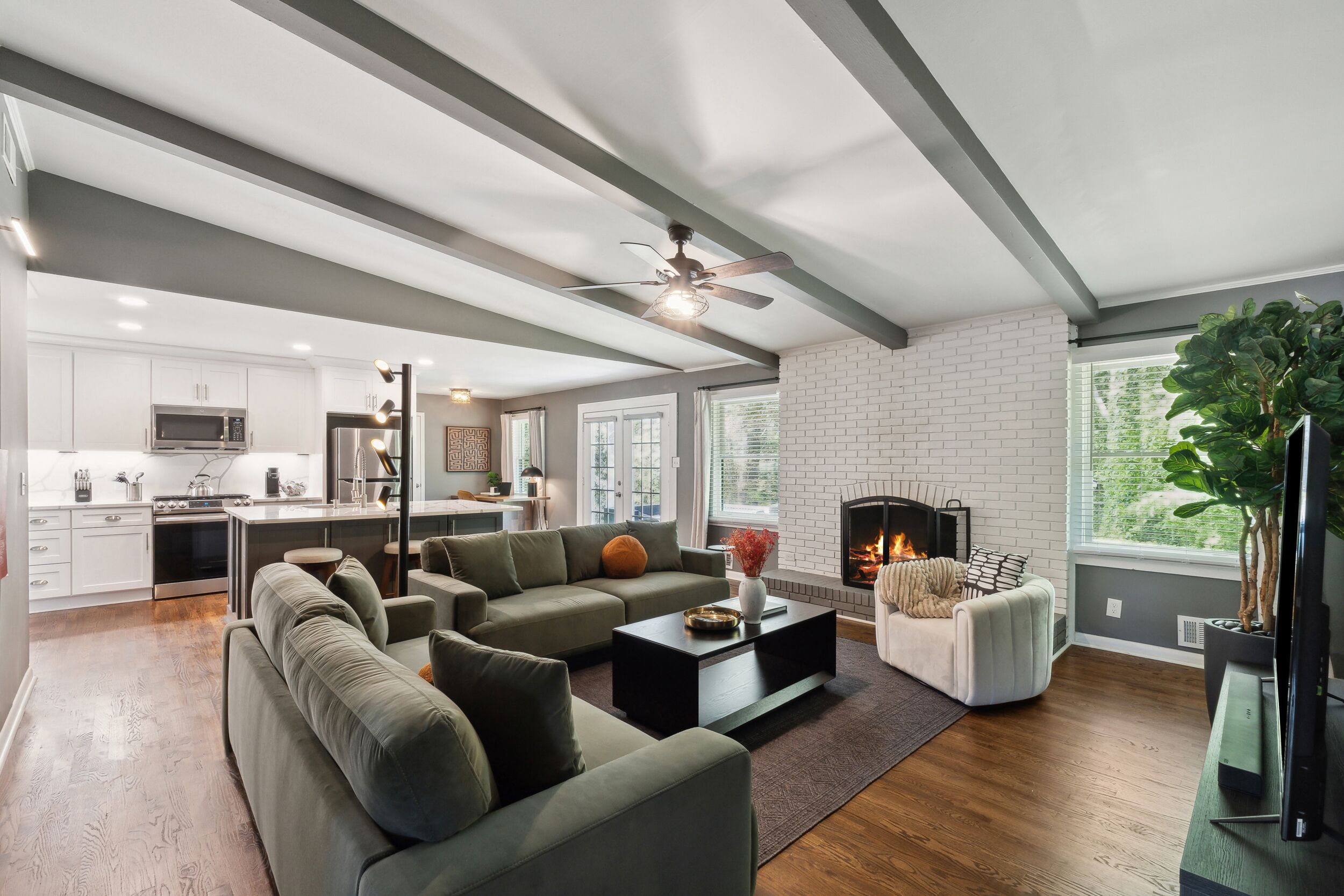 Televisión, chimenea y tenis de mesa 