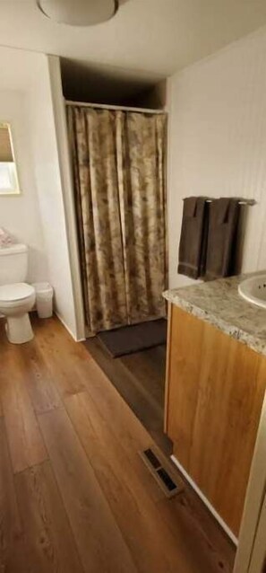 Shower, hair dryer, towels, soap - Whiskey Creek Retreat (Boulder)