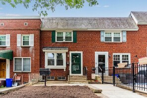 Exterior - Cozy 3BR Harrisburg Hub - Near Hershey & Downtown (Harrisburg)