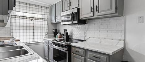 Refrigerador, microondas, horno y parrilla de estufa