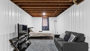 3 bedrooms, desk, iron/ironing board, WiFi