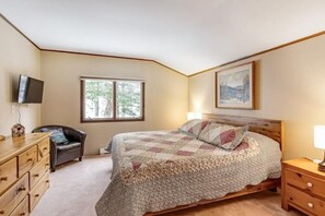 5 bedrooms, desk, iron/ironing board, travel crib