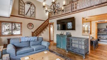 TV connectée, cheminée, lecteur de DVD, baby-foot