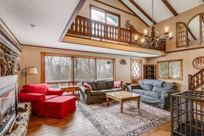 Älytelevisio, takka, DVD-soitin, pöytäjalkapallopöytä