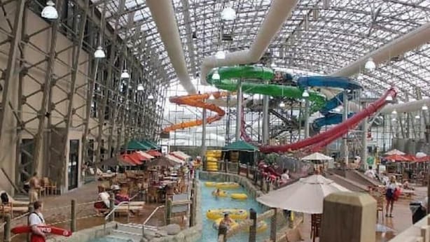 Un parc aquatique intérieur doté de toboggans, de piscines et d’espaces de détente.