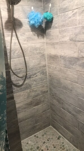 Ducha, secador de pelo, toallas y jabón