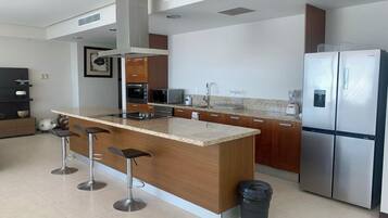 Apartemen Keluarga | Dapur pribadi | Microwave, oven, mesin pencuci piring, dan peralatan masak/sendok-piring