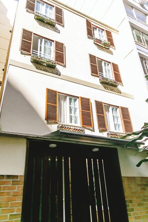 Front of property - Palace Beach Hostel (Rio de Janeiro)