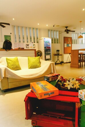 Living area - Palace Beach Hostel (Rio de Janeiro)