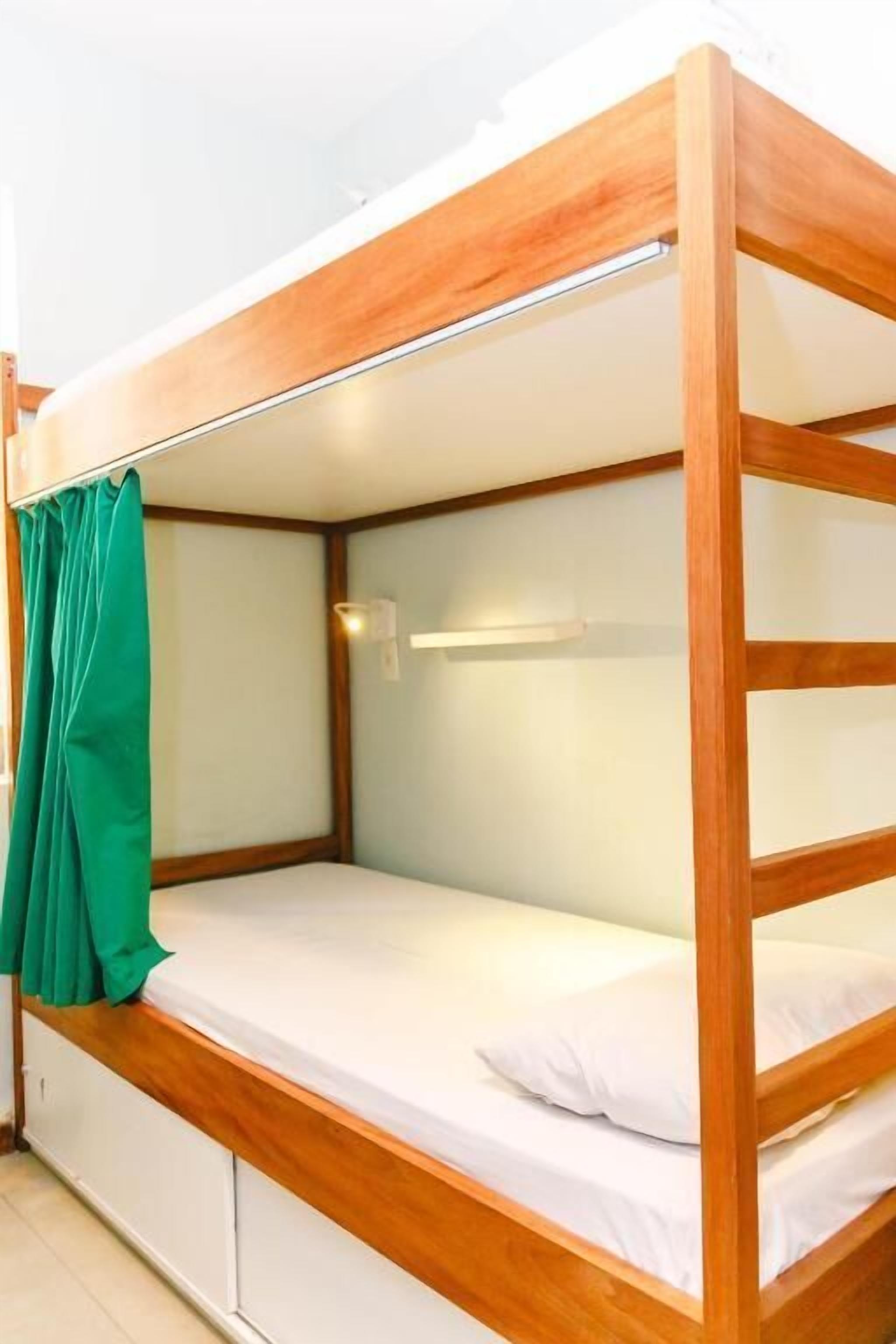 Hypo-allergenic bedding, desk, free WiFi, bed sheets