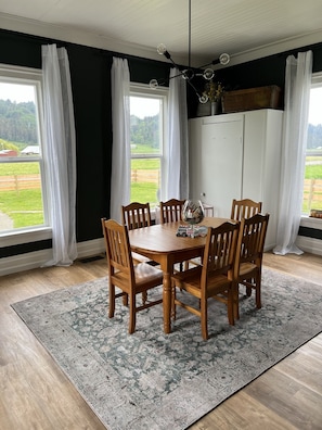 Dining - Farmhouse in beautiful Ferndale. Big enough for the whole family! (Ferndale)