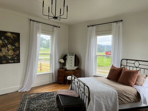 4 bedrooms, iron/ironing board, WiFi, bed sheets - Farmhouse in beautiful Ferndale. Big enough for the whole family! (Ferndale)