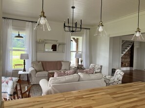 Living area - Farmhouse in beautiful Ferndale. Big enough for the whole family! (Ferndale)