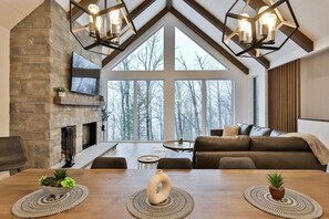 Smart TV, chimenea, futbolito