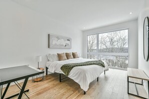 4 bedrooms, desk, WiFi, bed sheets