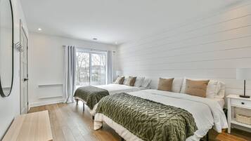 4 bedrooms, desk, WiFi, bed sheets