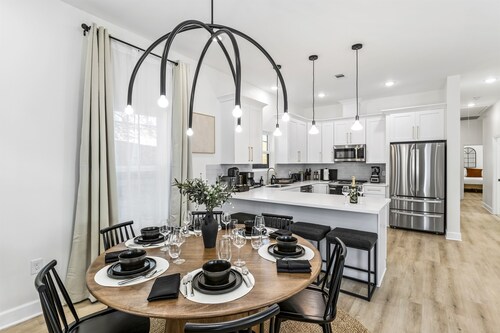 4BR Sleeps 12 | Walk to Beach | Pool | Yard | Dogs | New 2023 Build