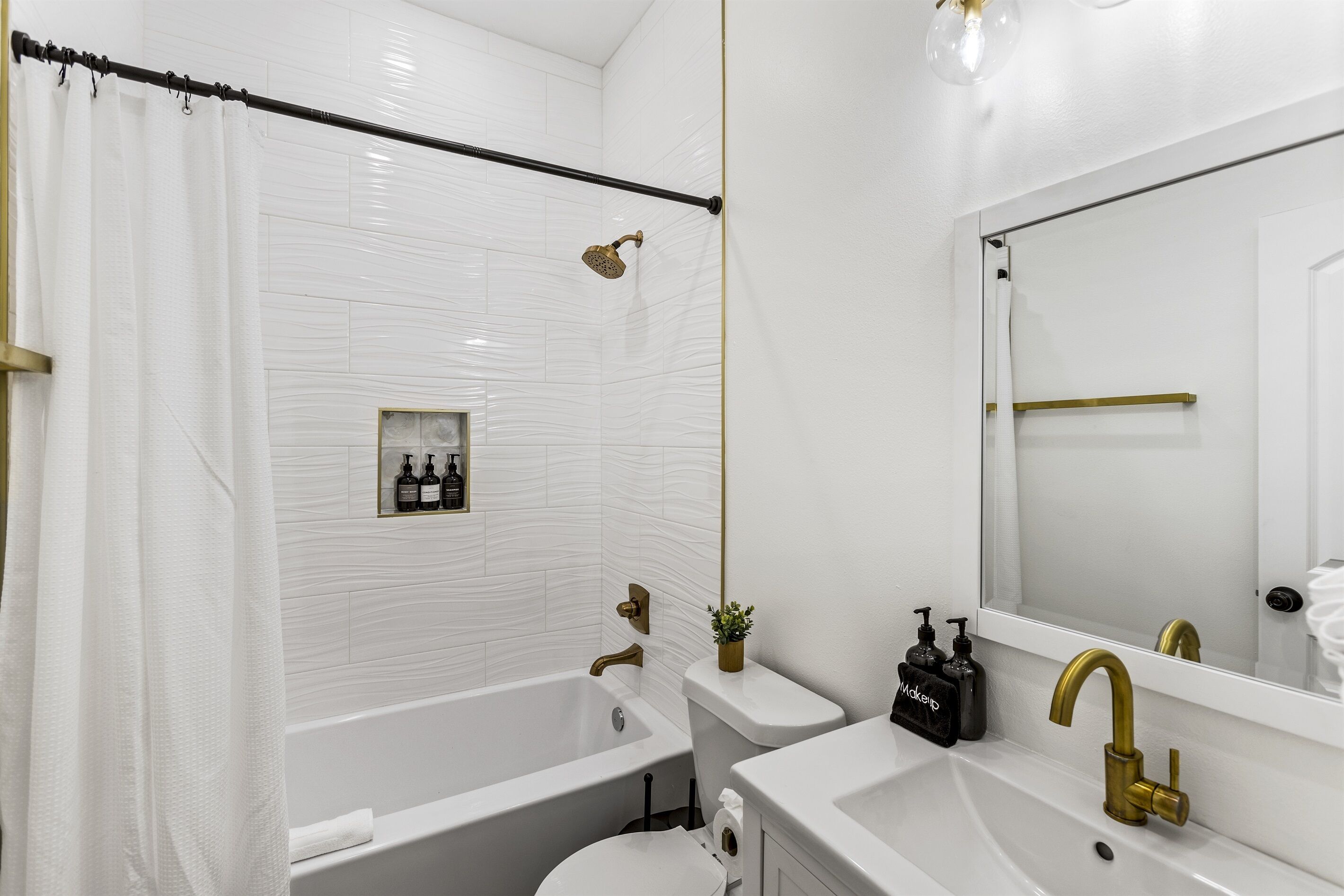 Un baño moderno con bañera, ducha y lavamanos.