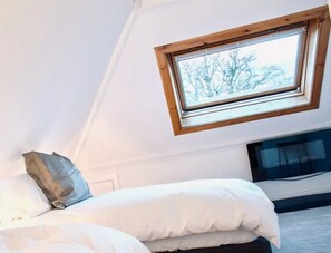 4 bedrooms, desk, iron/ironing board, travel crib