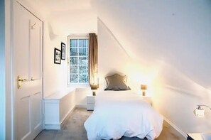 4 Schlafzimmer, Schreibtisch, Bügeleisen/Bügelbrett, Reisekinderbett