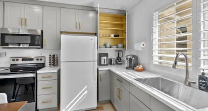 Quartz Hill Studio: Kitchen, TV, Washer/Dryer