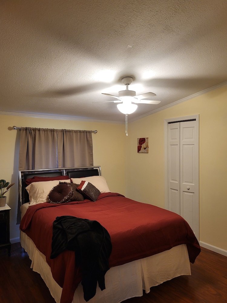 Cozy House between Mt Pleasant and Midland! Midland County Vrbo