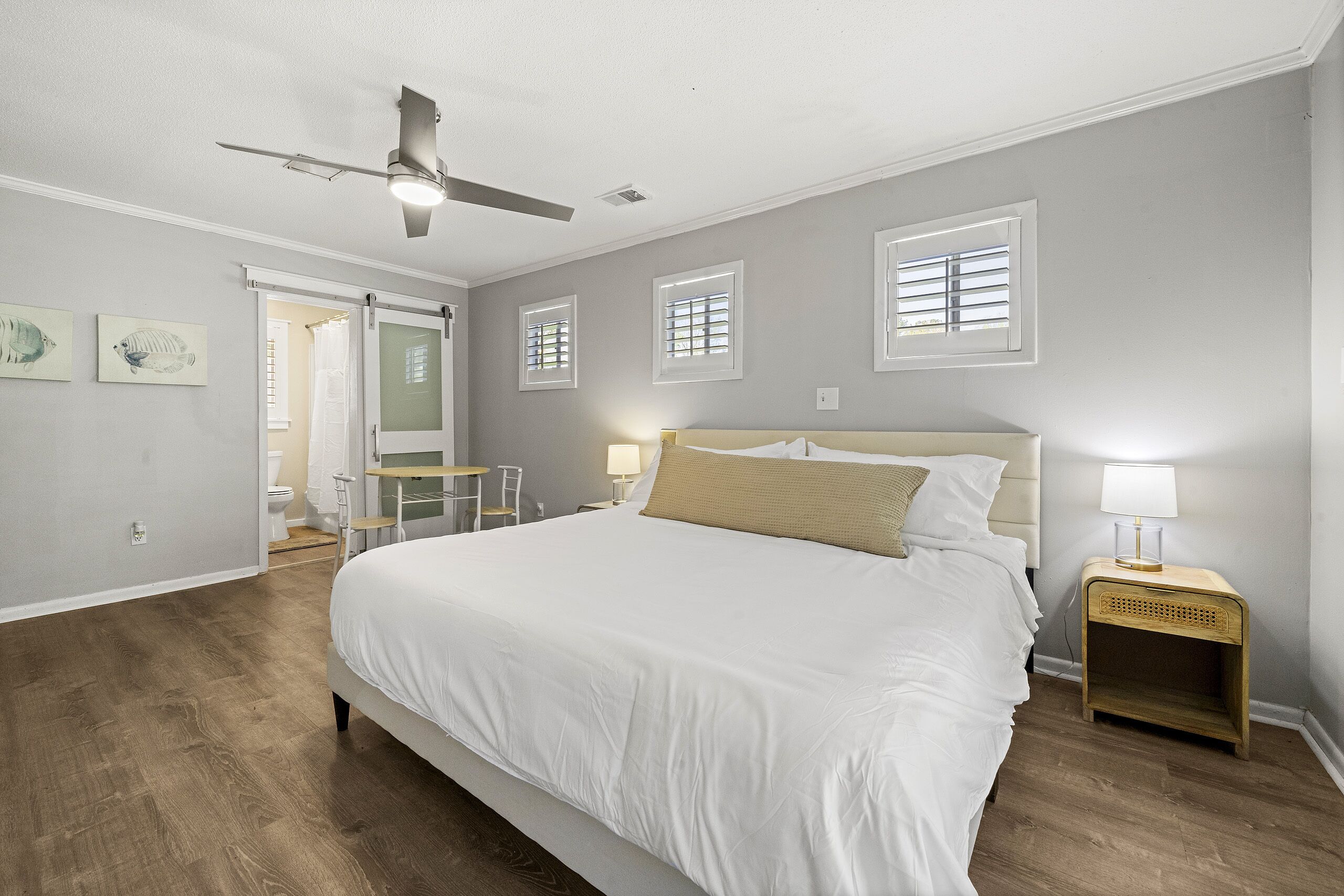 4 habitaciones, escritorio, tabla de planchar con plancha y wifi gratis 