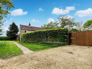 Property grounds - 2 bedroom accommodation in Broughton Gifford, near Melksham (Broughton Gifford, near Melksham)
