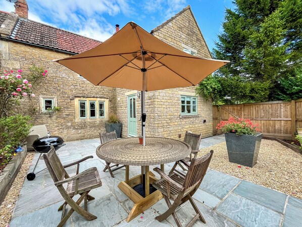 Outdoor dining - 2 bedroom accommodation in Broughton Gifford, near Melksham (Broughton Gifford, near Melksham)