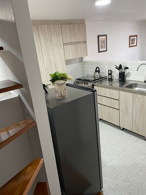 Coffee/tea maker, fridge, microwave, oven
