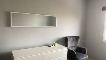 1 dormitorio, tabla de planchar con plancha, wifi y ropa de cama