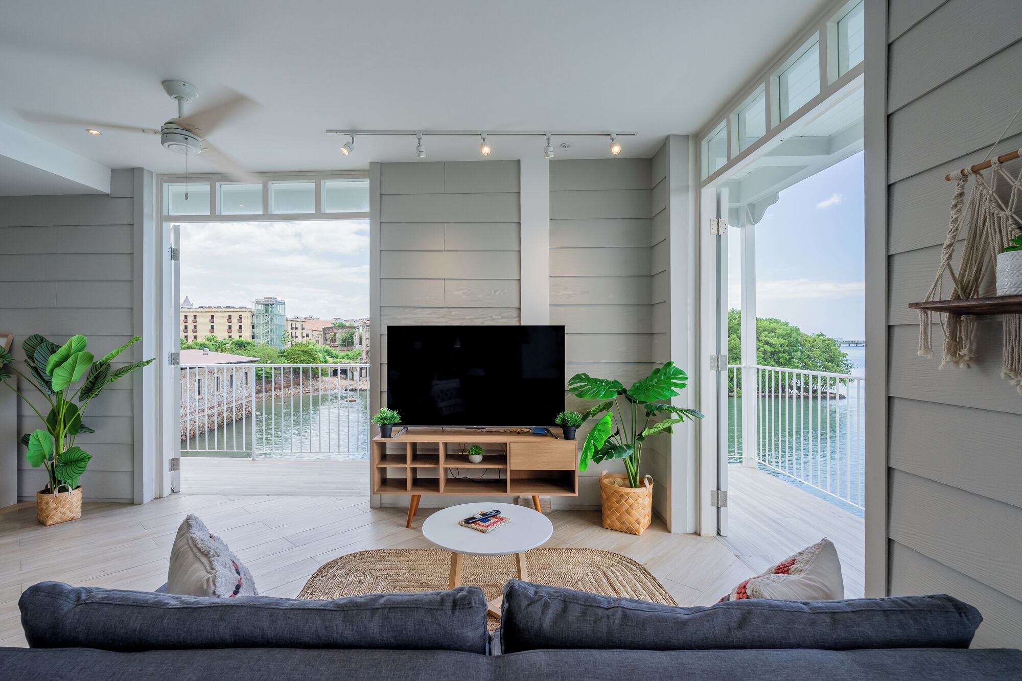 Căn hộ (2D) | Khu phòng khách | Smart TV 40-inch có truyền hình cáp 