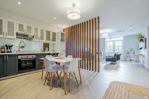 Appartement (1B) | Coin séjour | TV connectée de 40 pouces avec chaînes par câble