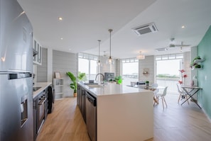 Departamento (2D) | Cocina privada | Refrigerador, microondas, horno y lavavajillas