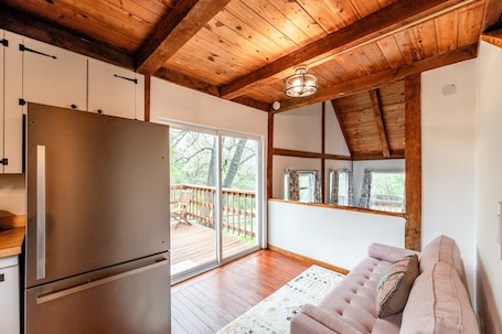 Interior. Happy Farm with Views & Hot Tub!