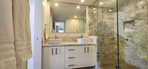 Dusche, Haartrockner, Handtücher, Seife