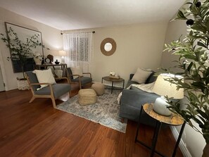 Living area - Near Claremont La Verne near highways 10 57 210 Memory foam Queen's bed (La Verne)