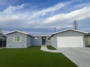 Exterior - Near Claremont La Verne near highways 10 57 210 Memory foam Queen's bed (La Verne)