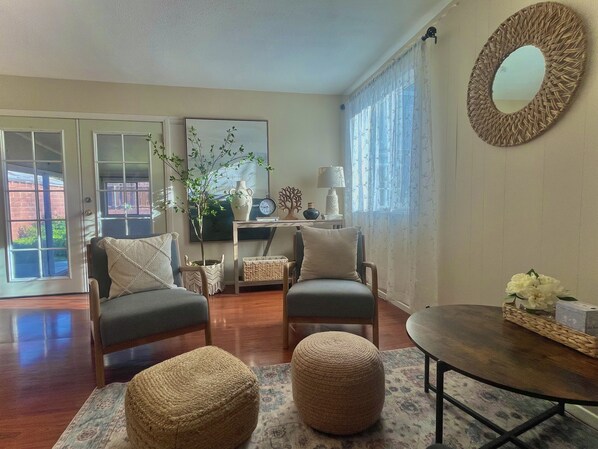 Interior - Near Claremont La Verne near highways 10 57 210 Memory foam Queen's bed (La Verne)