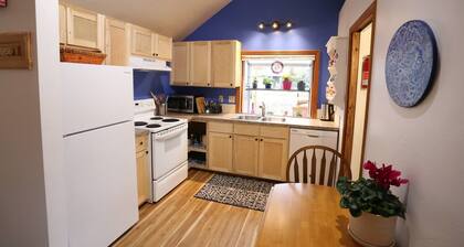 Close to Downtown! Arty & Cozy. Comfortable bed.