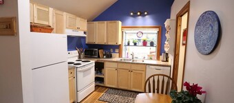 Close to Downtown! Arty & Cozy. Comfortable bed.