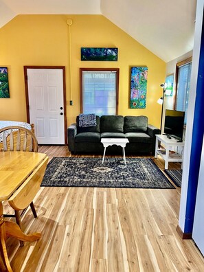 Interior - Close to Downtown! Arty & Cozy. Comfortable bed. (Eugene)