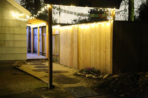 Property grounds - Close to Downtown! Arty & Cozy. Comfortable bed. (Eugene)