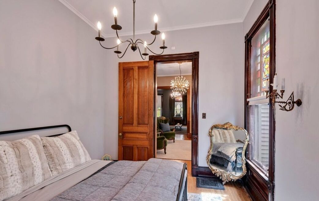 5 habitaciones, tabla de planchar con plancha, cuna de viaje y wifi 