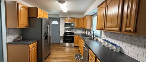 Réfrigérateur, micro-ondes, four, plaque de cuisson