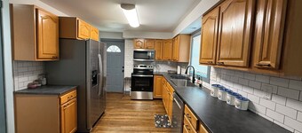 CREEKSIDE HOUSE NEAR PISGAH FOREST ENTRANCE AND BREVARD