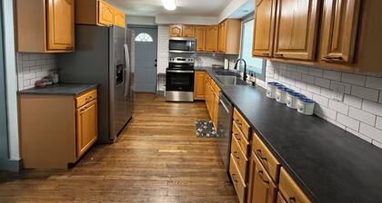 CREEKSIDE HOUSE NEAR PISGAH FOREST ENTRANCE AND BREVARD